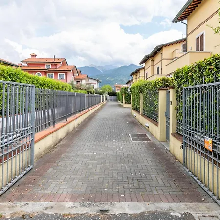 Vicino Al Mare Con Giardino E Parcheggio Cinquale
